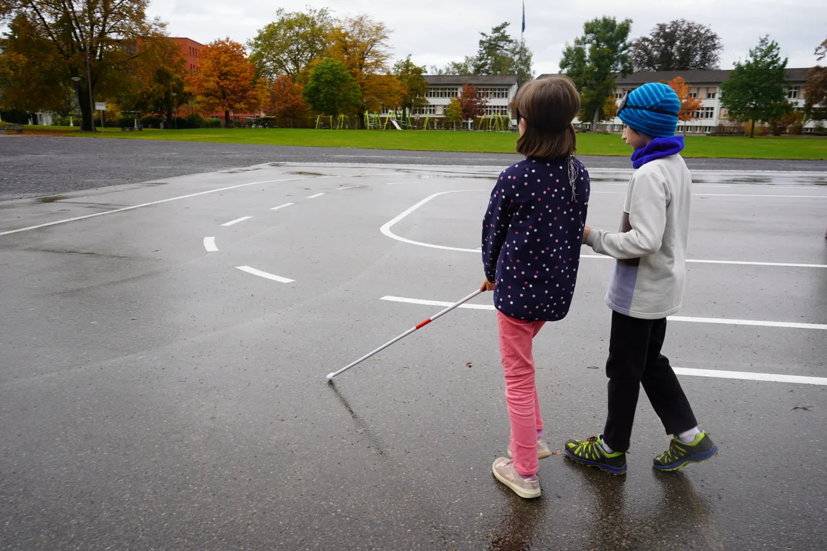Paralympic-Stars Felix Frohofer und Chantal Cavin sind im Rahmen des Projekts «Stars in der Schule» in Uster, um Kindern Inklusion näherzubringen.